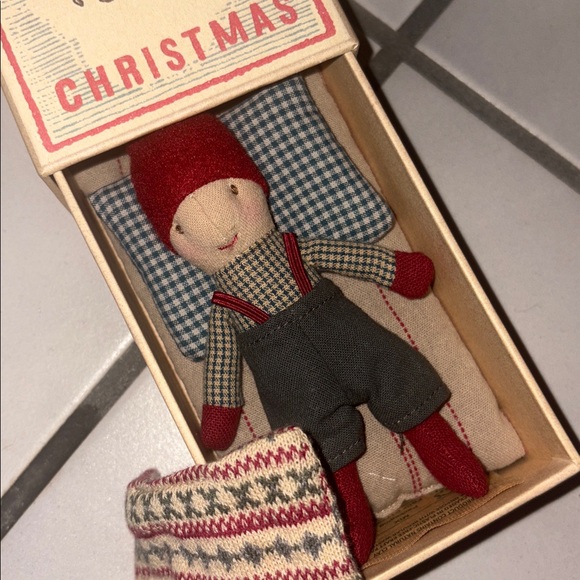 Maileg Pixy Elf & Elfie Christmas Matchbox Doll Set - Red and Blue Boy - Picture 7 of 7